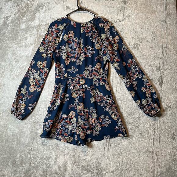 Line+Dot Adelene Navy Floral Romper Peek-A-Boo Shoulder Back‎ Cut Outs Sz Small - Picture 2 of 6
